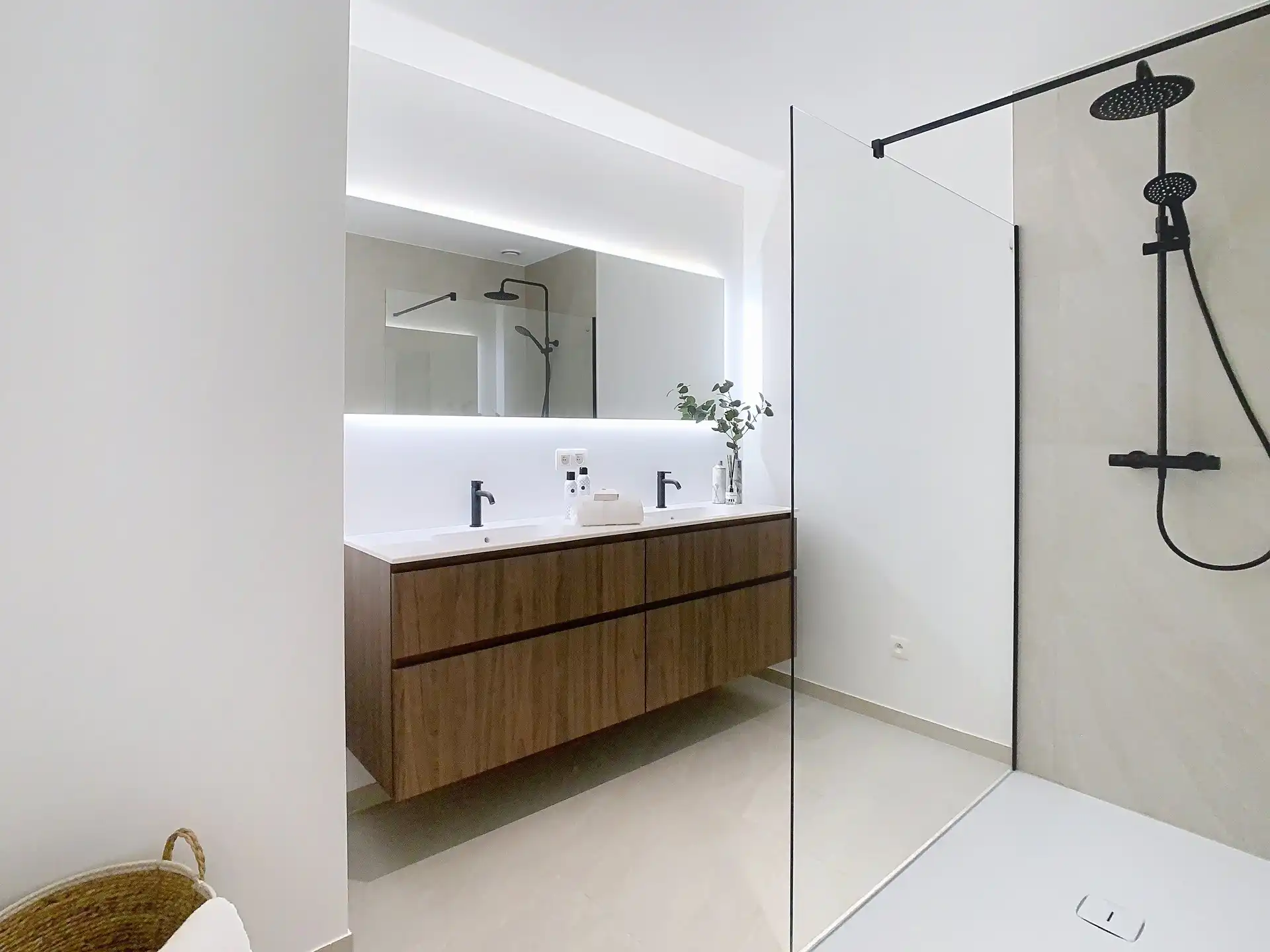 Moderne halfopen gezinswoning met 3 slaapkamers, ruime tuin en garage foto 6