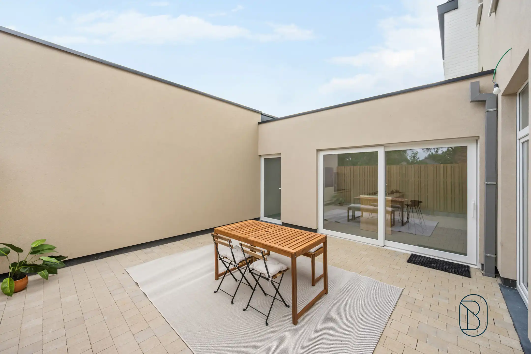 Kwalitatief gerenoveerde woning met 3 slk en leuk terras!  foto 4
