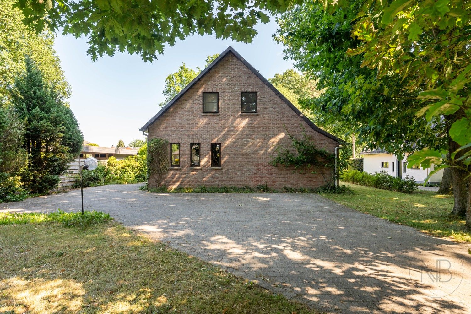 Hoofdfoto van de publicatie: Ruime woning op groot perceel in residentiële buurt te Bret (Genk)!