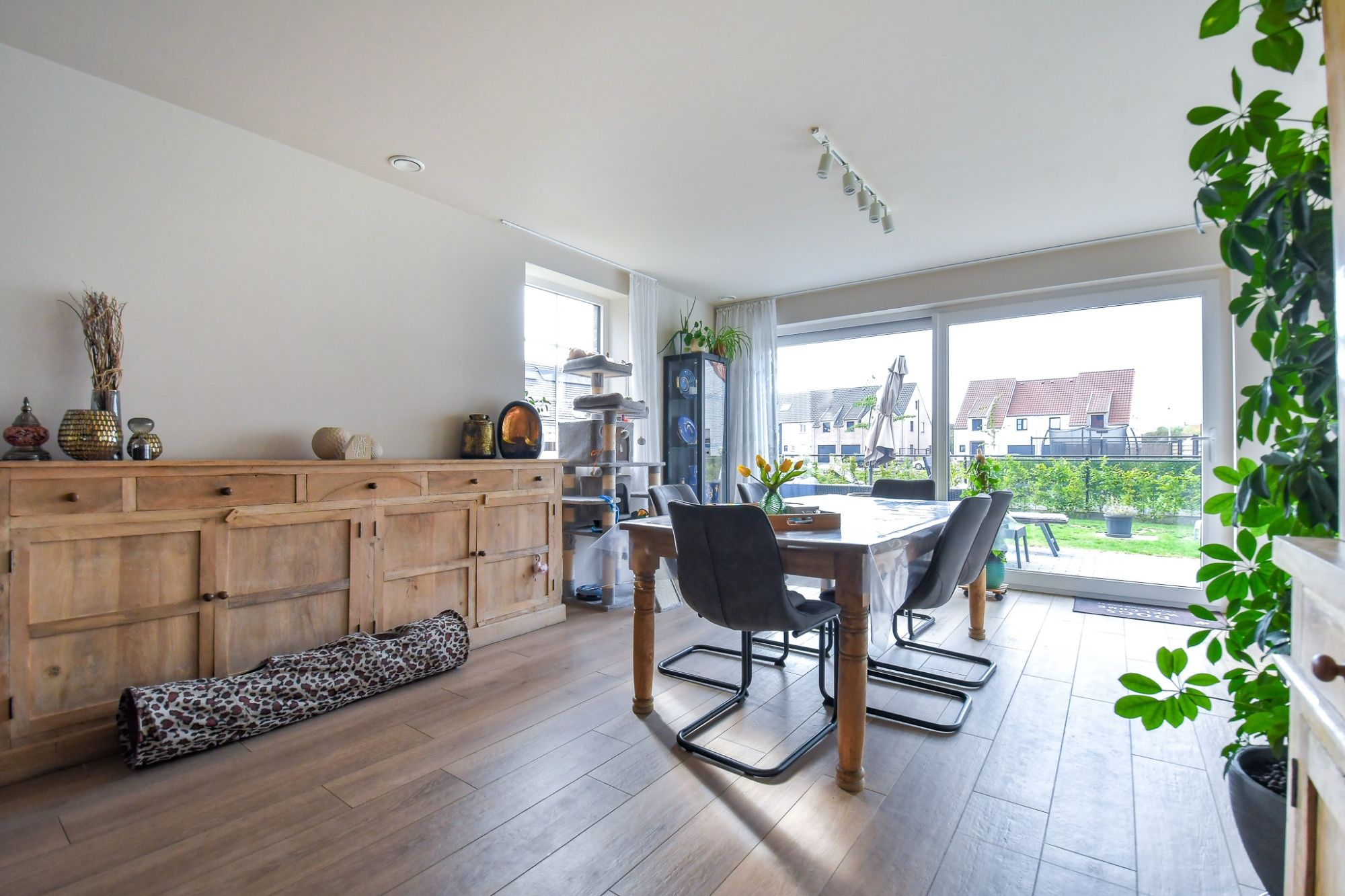 RUSTIG GELEGEN, RUIME woning met zongerichte tuin en garage foto 7