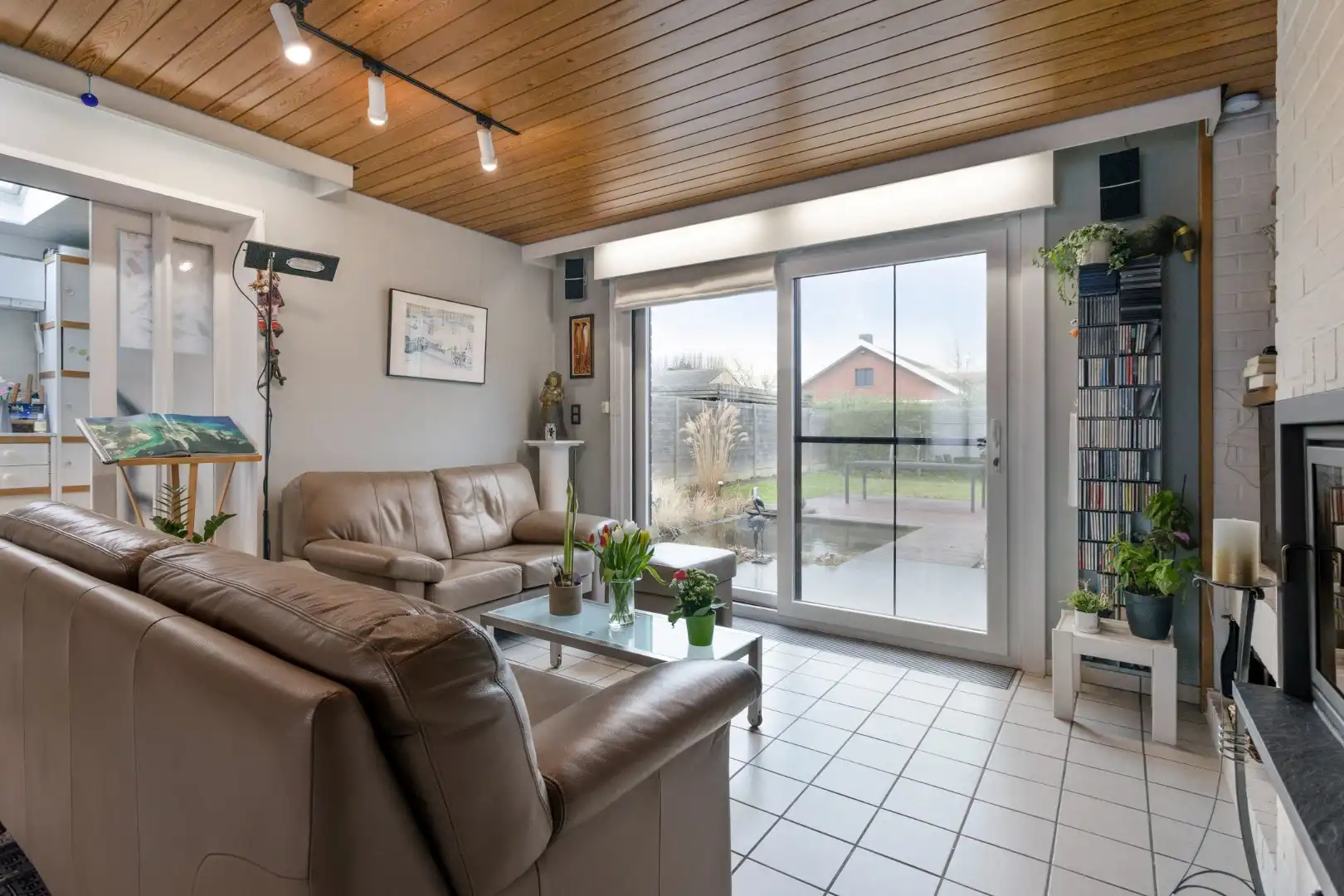 Open bebouwing met mooie tuin en 2 garages op topligging! foto 4