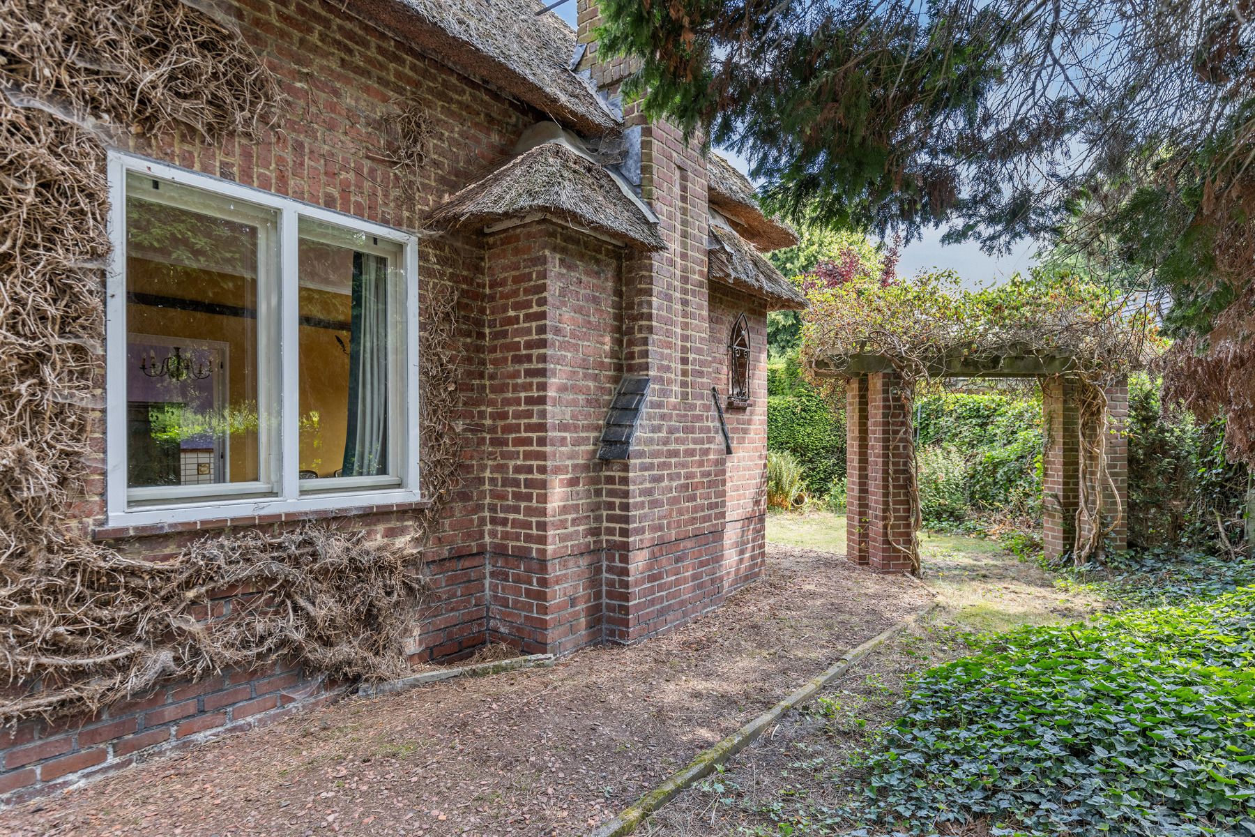 Geheel te renoveren / te slopen woning in residentiële wijk foto 21