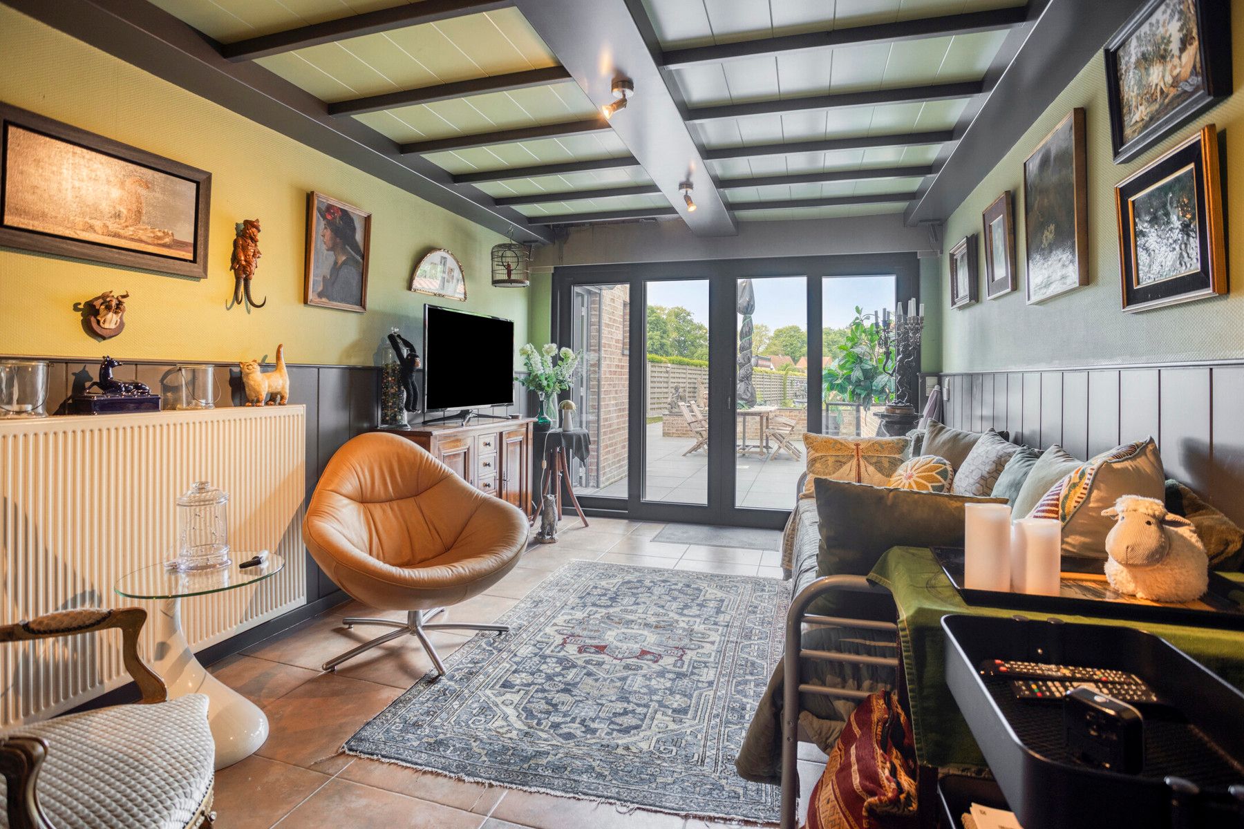 Charmante woning met ruime tuin, zwembad en garage. foto 8