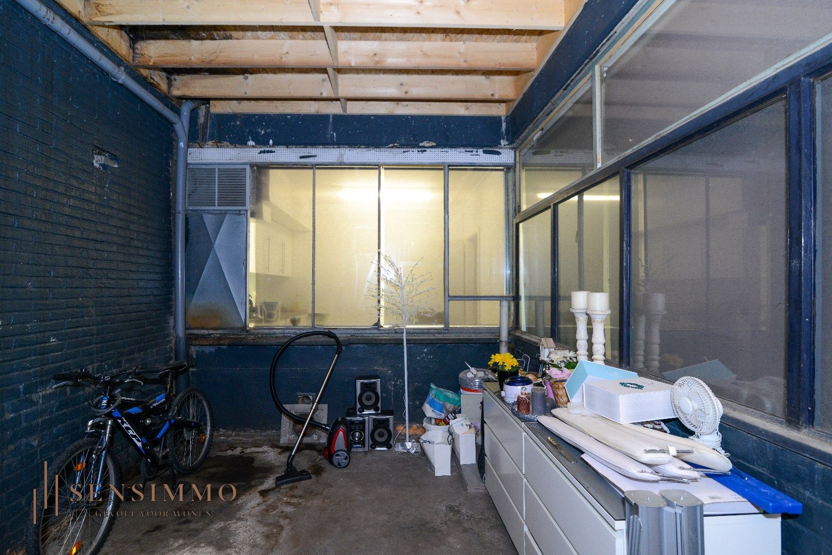 Instapklaar handelsruimte op de bekende Pauwengraaf te Maasmechelen foto 14