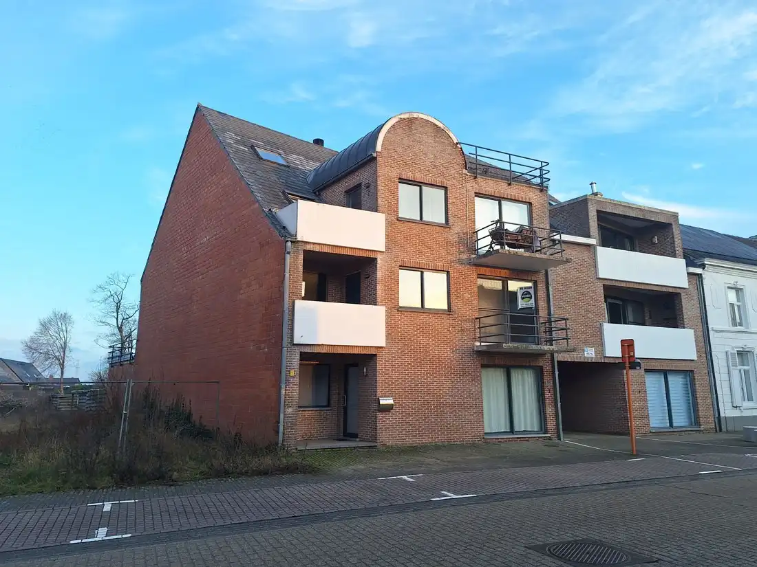 Instapklaar appartement met terras en autostandplaats in hartje Beringen foto 2