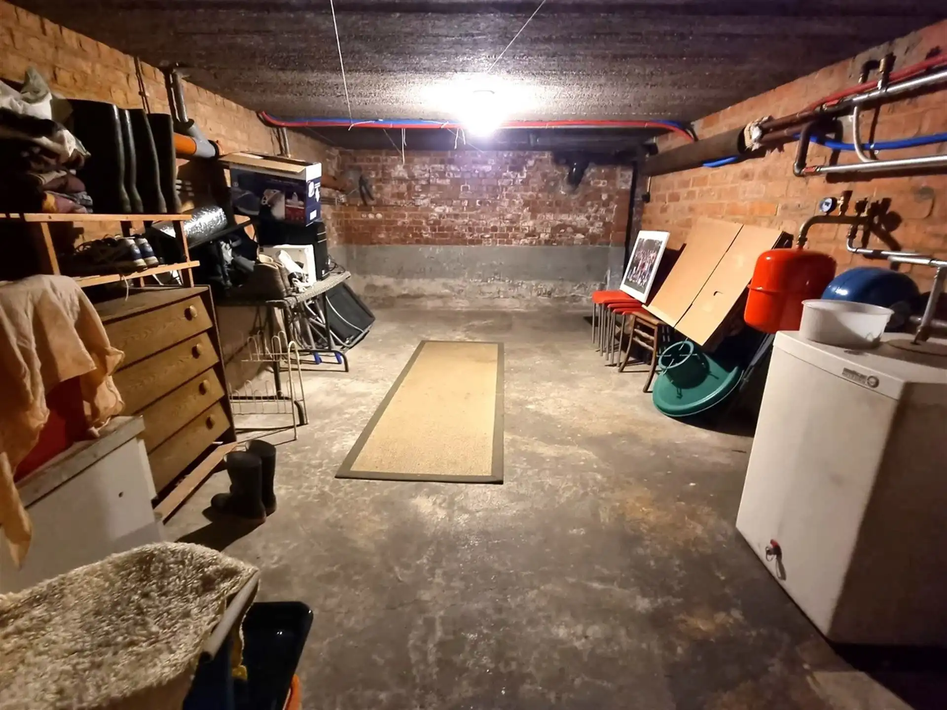 Instapklare gezinswoning, grote slaapkamers, nieuwe keuken en badkamer met zuidgerichte tuin en garage foto 15