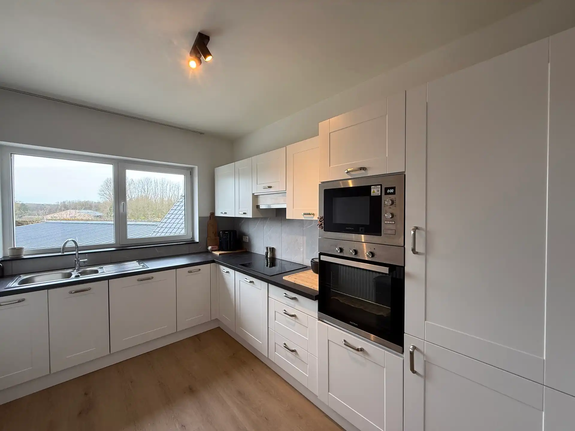 SERSKAMP - Ruim, gerenoveerd appartement mét garage. foto 4