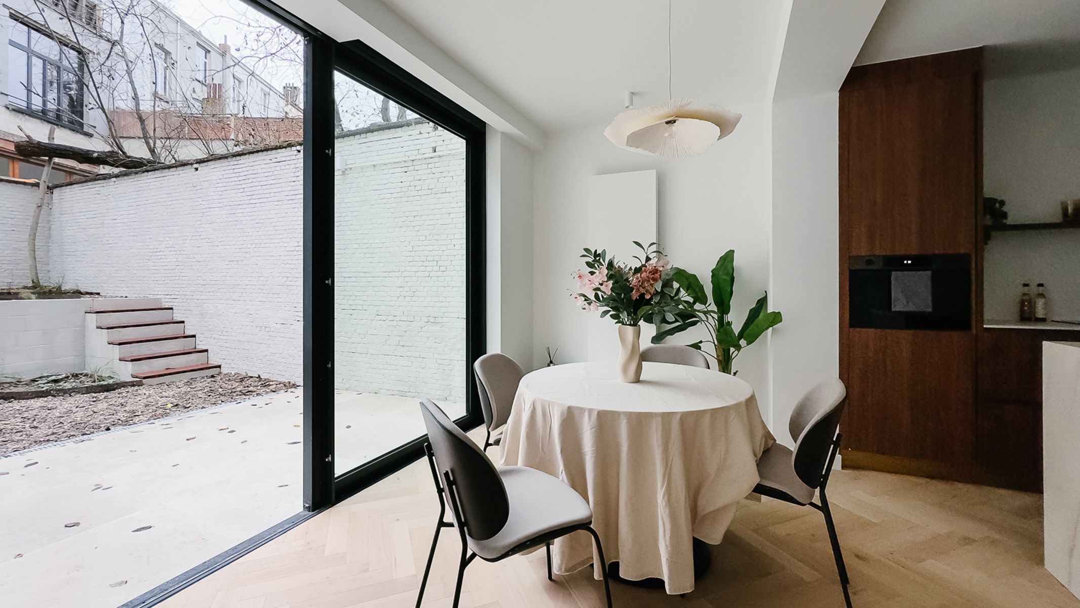 Gerenoveerd gelijkvloers appartement met schitterende tuin foto 4