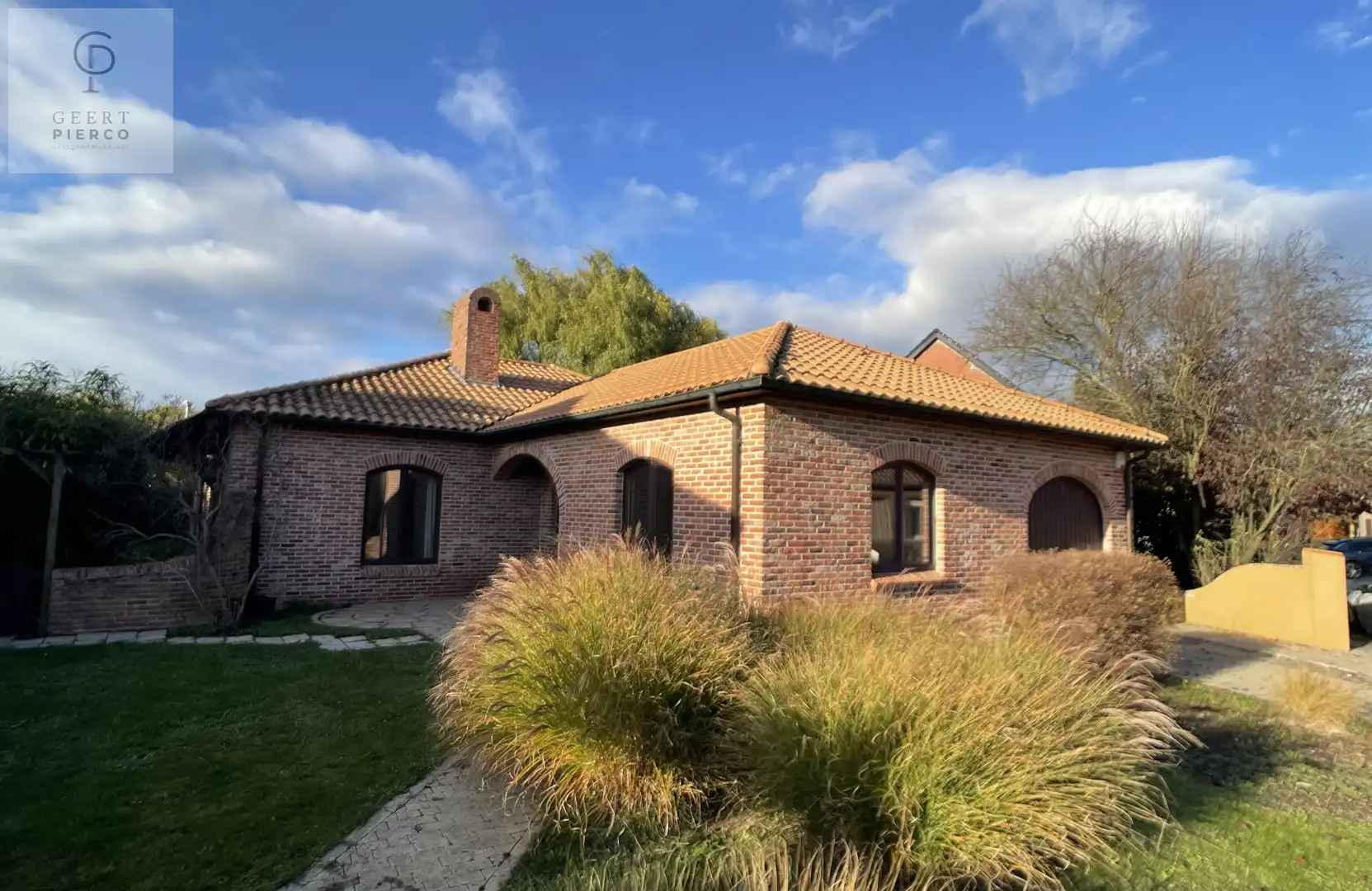 Hoofdfoto van de publicatie: Ruime bungalow met drie slaapkamers en inpandige garage op een perceel van 10a37ca.