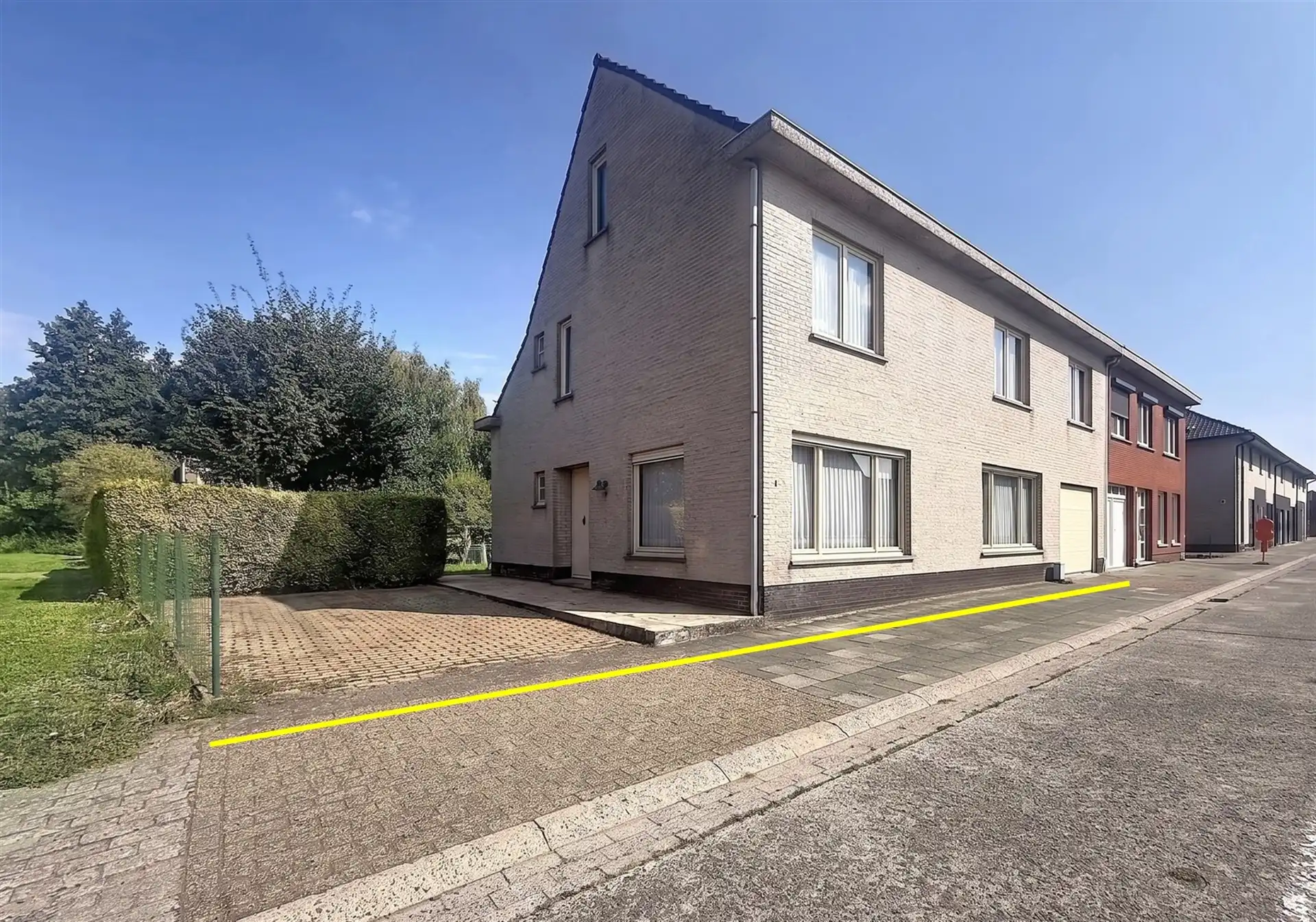 Hoofdfoto van de publicatie: Ruime halfopen bebouwing op perceel van 602m²