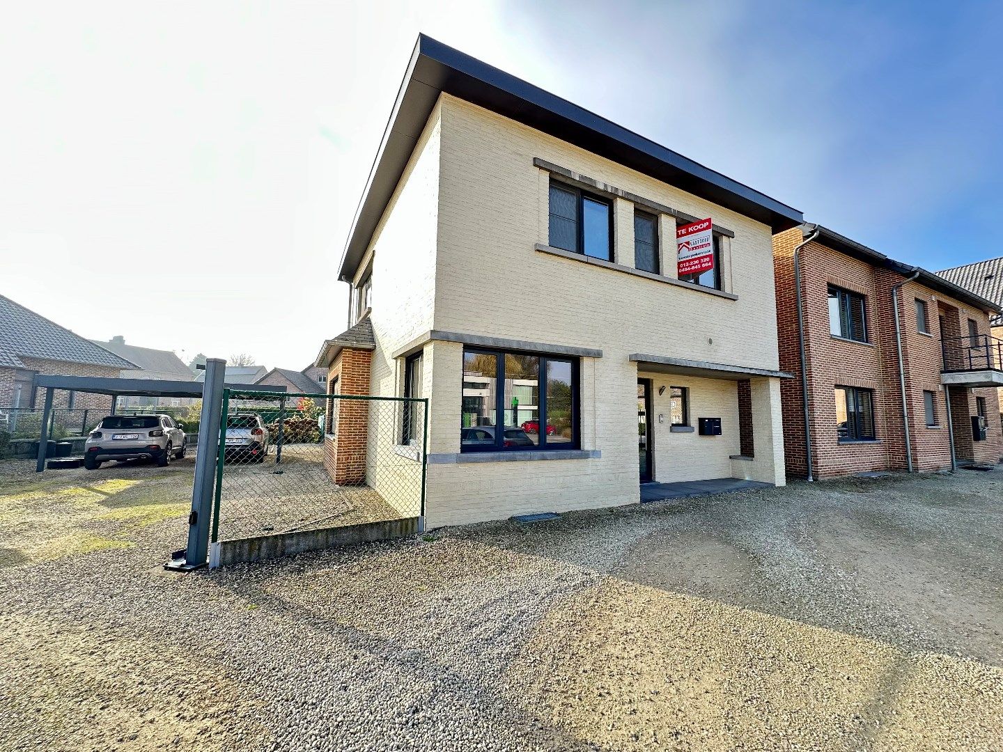 Ruim duplex appartement in Tongeren met terras, 2 slaapkamers en parkeerplaats foto {{pictureIndex}}