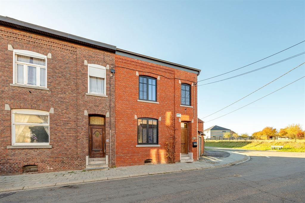 Stijlvol gerenoveerde woning met 3 slaapkamers foto {{pictureIndex}}