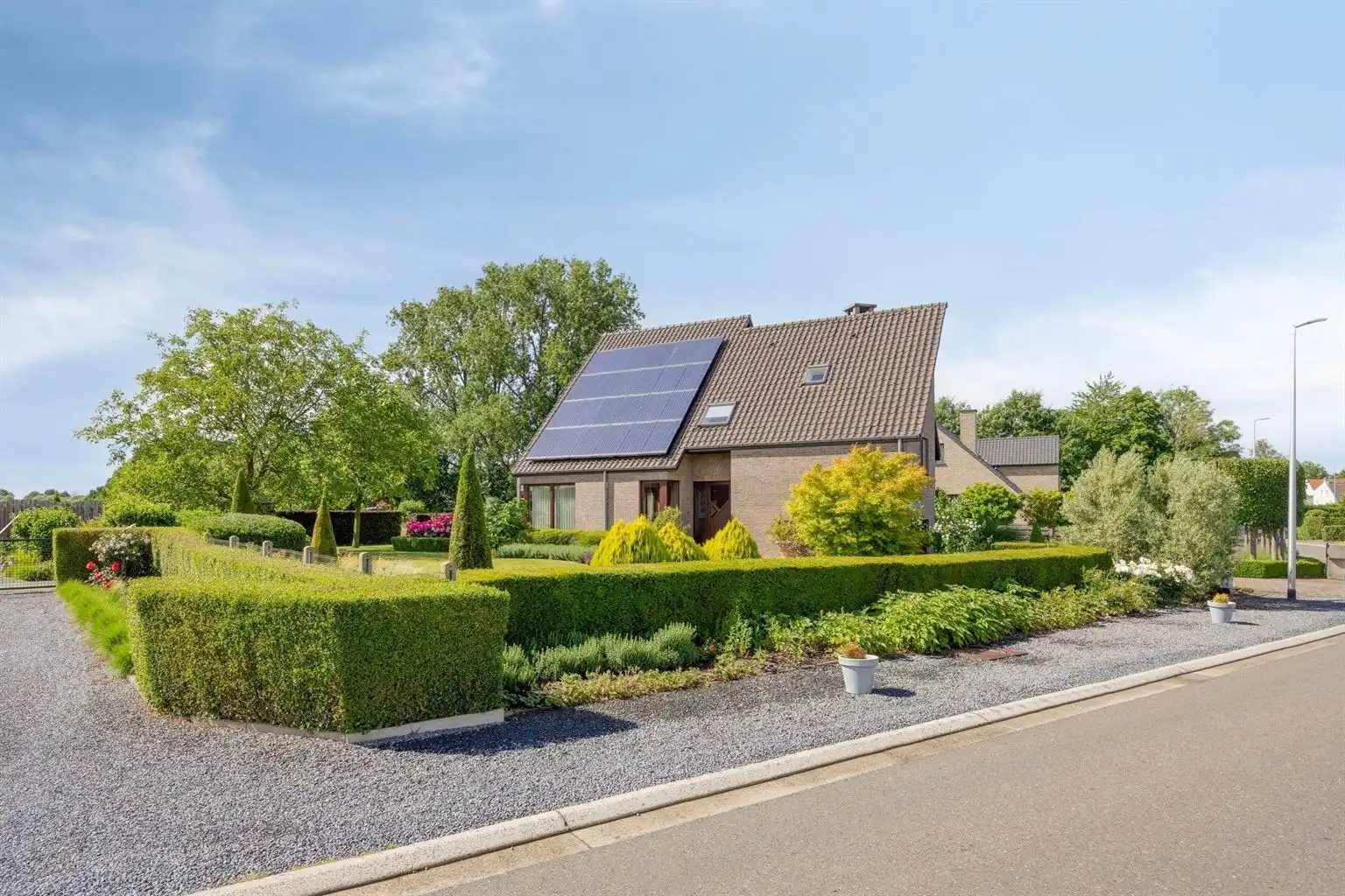 Toffe, vrijstaande split-level woning met 4 slaapkamers, inpandige garage, prachtig aangelegde tuin en zonnepanelen, rustig gelegen in het landelijke Ophoven.  foto 44