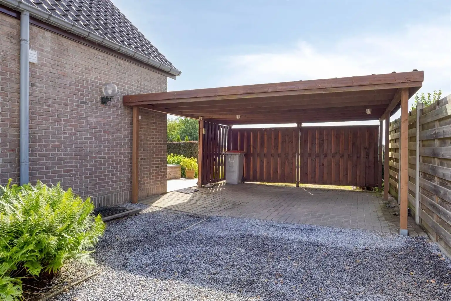 Toffe, vrijstaande split-level woning met 4 slaapkamers, inpandige garage, prachtig aangelegde tuin en zonnepanelen, rustig gelegen in het landelijke Ophoven.  foto 44