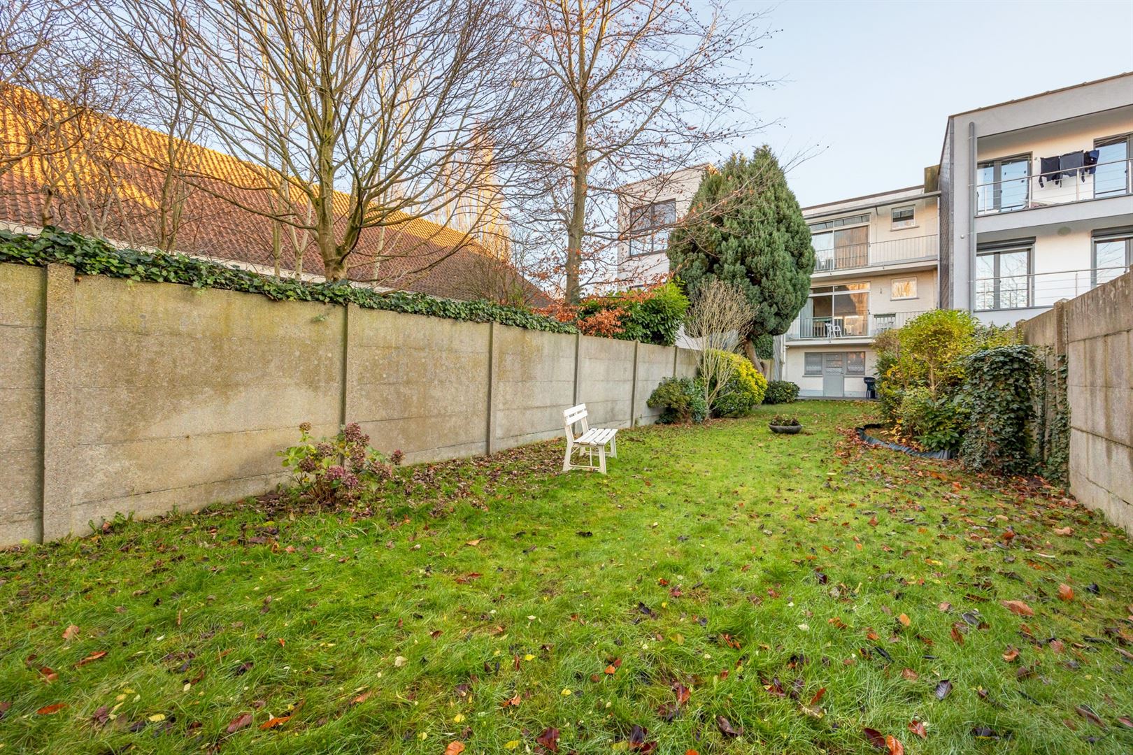 Centraal gelegen gezinswoning met grote inpandige garage en prachtige tuin foto 6