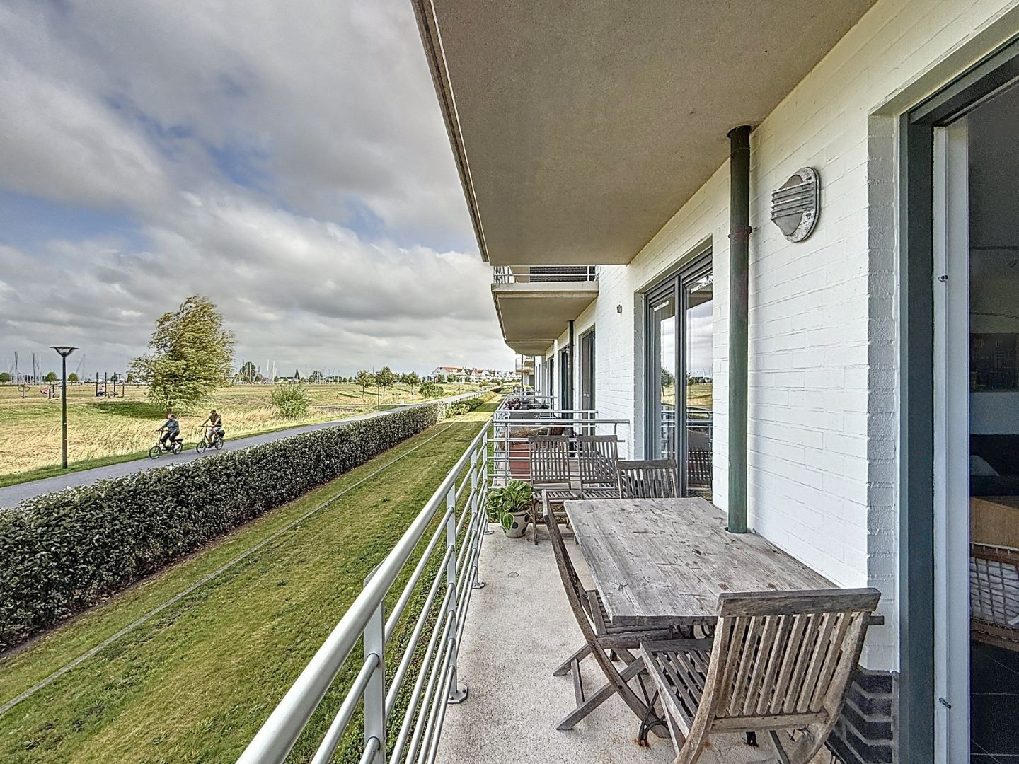 Appartement (type doorloper) met uitzicht op de vaargeul en zuid gericht terras foto 18
