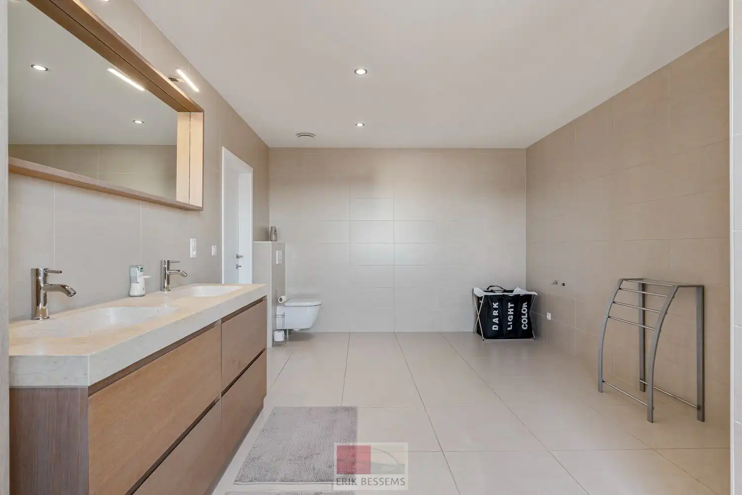 Deze moderne halfopen woning, gebouwd in 2016, biedt een bewoonbare oppervlakte van maar liefst 232 m² op een perceel van 377 m² en maar liefst 5 slaapkamers waarvan er eentje in gebruik is als bureau. foto 20