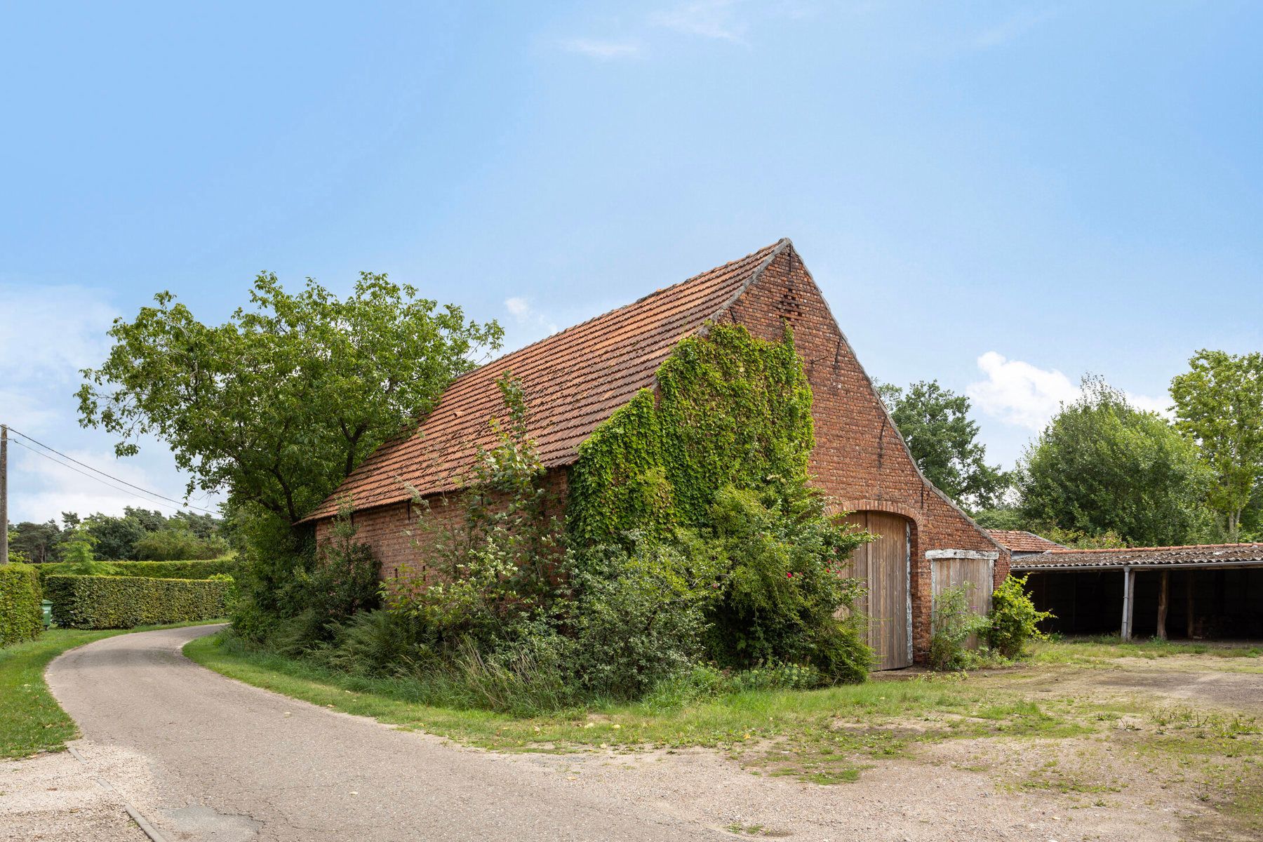 Te renoveren hoeve met authentieke schuur en stallen foto 6