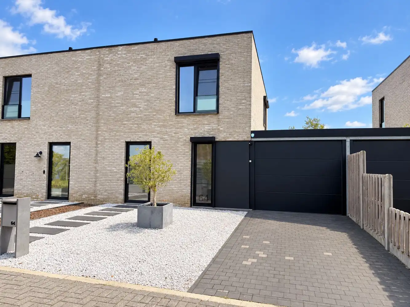 Rustig gelegen recente woning op een perceel van 4a 60ca foto 2