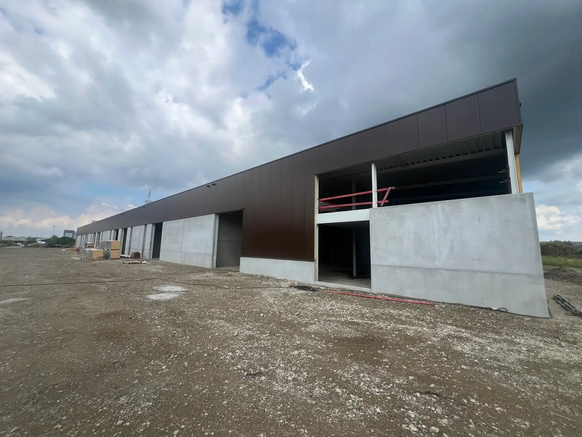 KMO-UNIT van 365M² - STADSBEEMD IN HALEN foto {{pictureIndex}}