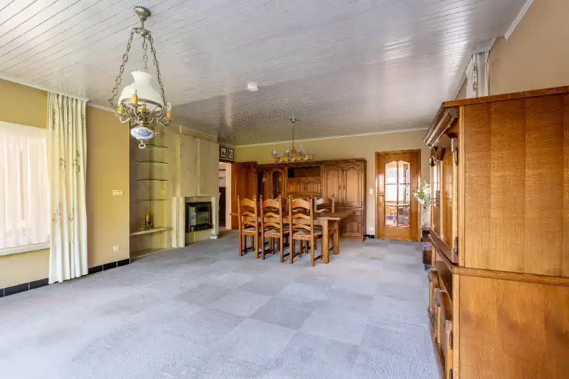 Ruime woning met tuin, 2 garages en 4 slaapkamers. foto 6