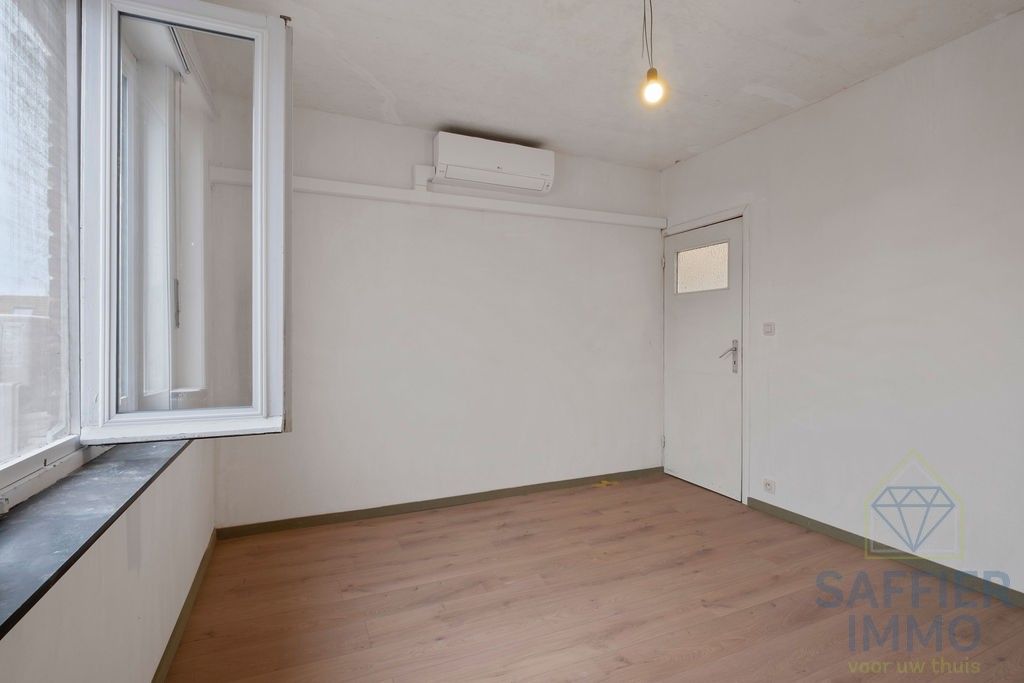 Gerenoveerde woning met extra magazijn in Harelbeke foto 17