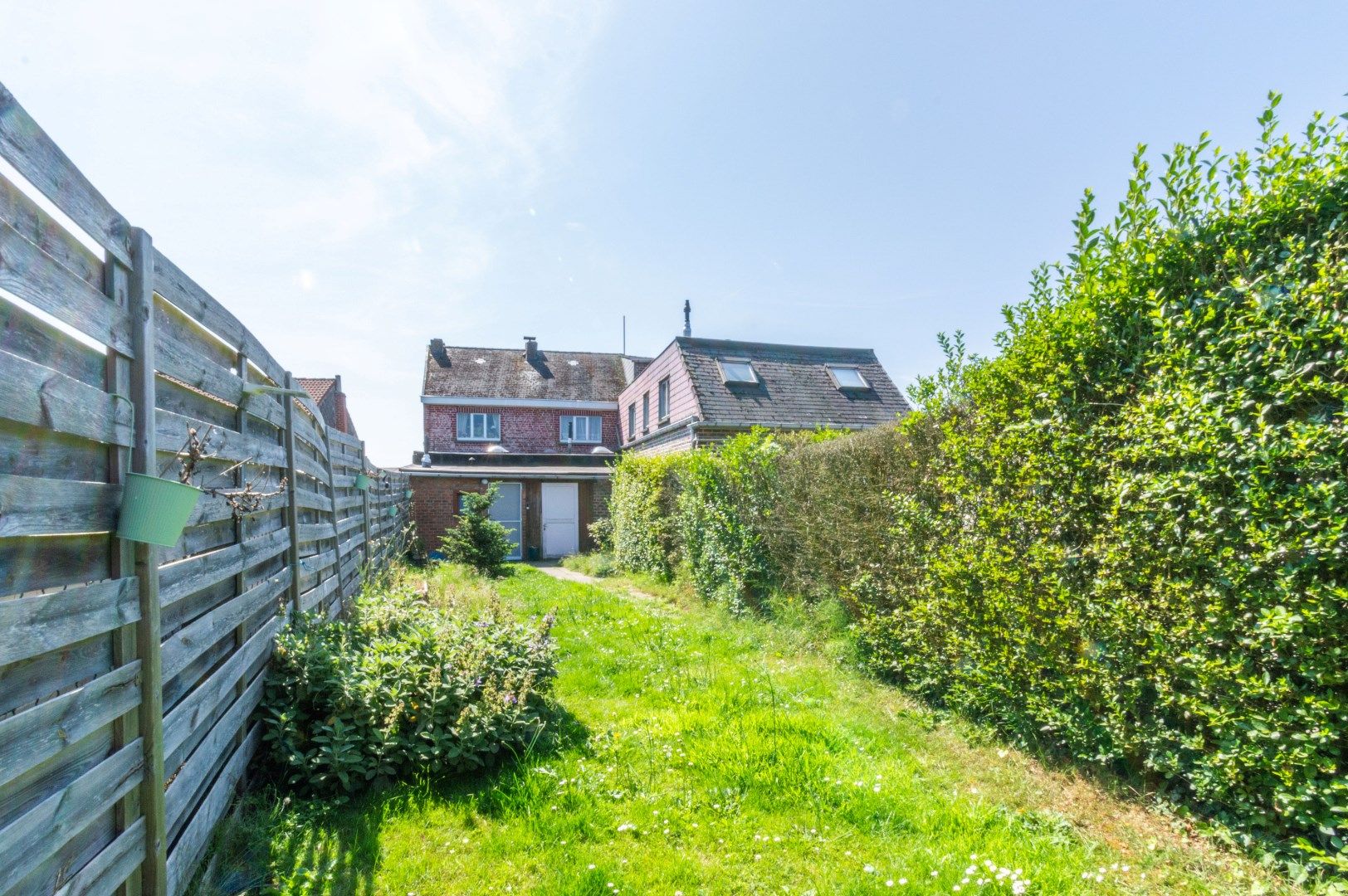 DRIEGEVEL WONING MET 2 SLAAPKAMERS & TUIN ! foto 4