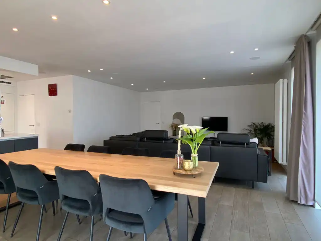 Ruime moderne woning met 4 slaapkamers, bureauruimte, dakterras en drie parkeerplaatsen in Pittem foto 4