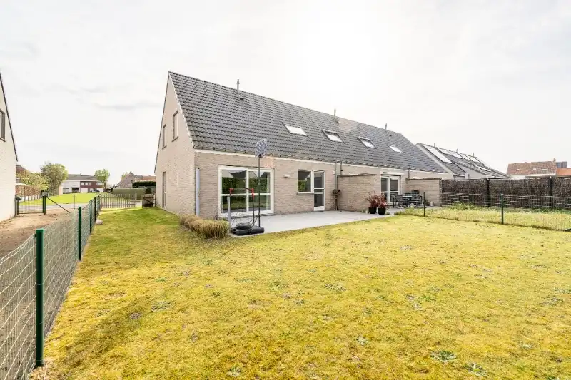 Halfopen bebouwing met praktische indeling in rustige woonwijk foto 18