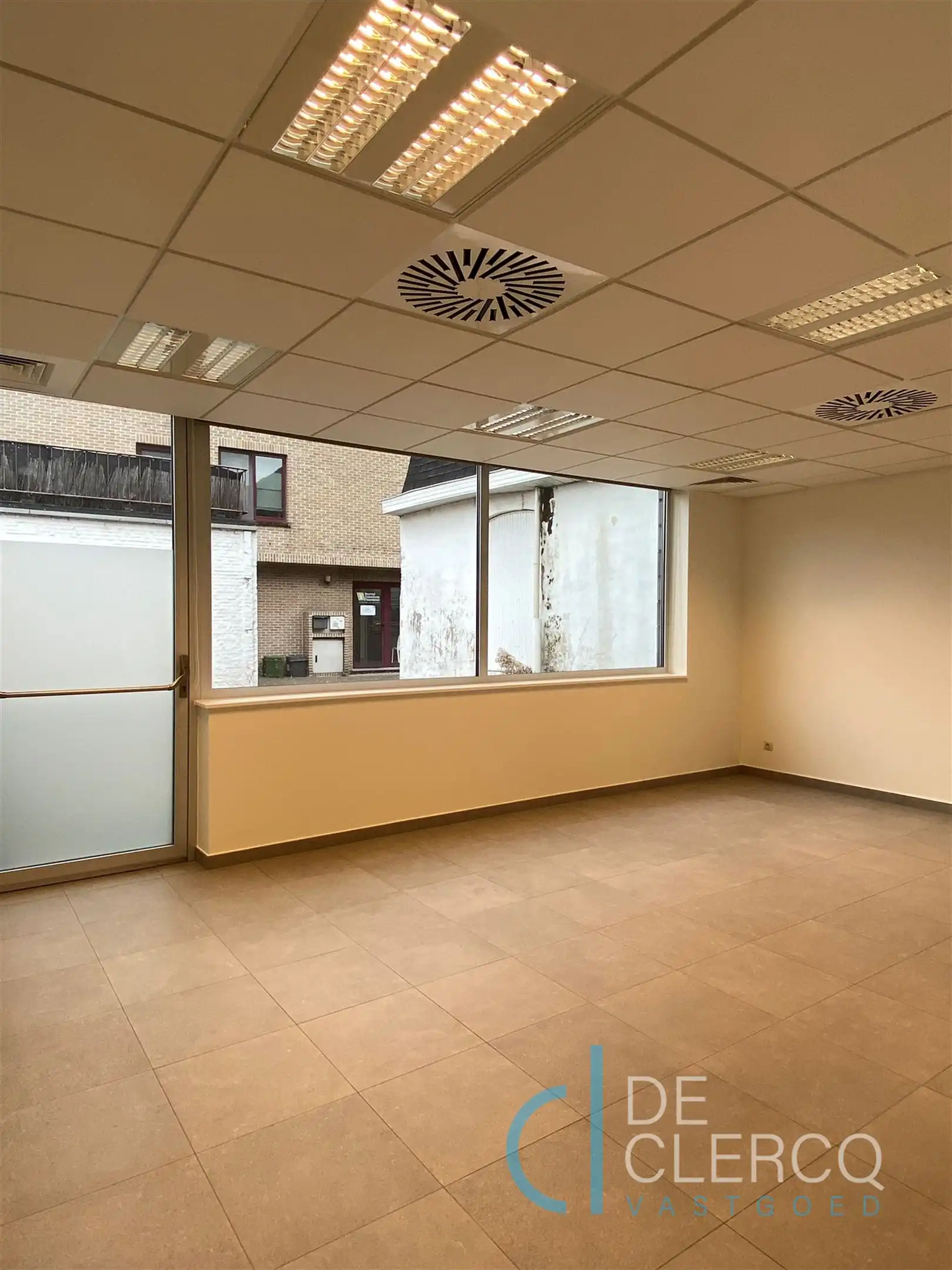 Nieuw, ruim handelspand te huur in centrum Lochristi!  foto 8