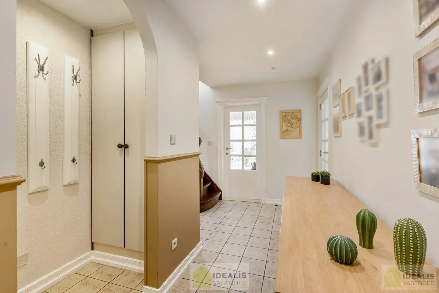 IDEALIS VASTGOED – ROYALE, INSTAPKLARE EN ZEER GOED ONDERHOUDEN GEZINSWONING OP EEN RUIM EN RUSTIG PERCEEL VAN 44A 33CA MET 5 KNAPPE SLAAPKAMERS, HEERLIJKE VERANDA, VRIJSTAANDE GARAGE EN 32 ZONNEPANELEN MÉT CERTIFICATEN ÉN ZONNEBOILER - De woning omvat maar liefst +- 265m² bewoonbare oppervlakte met ruime woonkamer, uitgeruste keuken, 5 slaapkamers, badkamer, vrijstaande garage én 32 zonnepanelen. De woning is rustig gelegen op een perceel met een opp. van 44a 33ca. foto 11