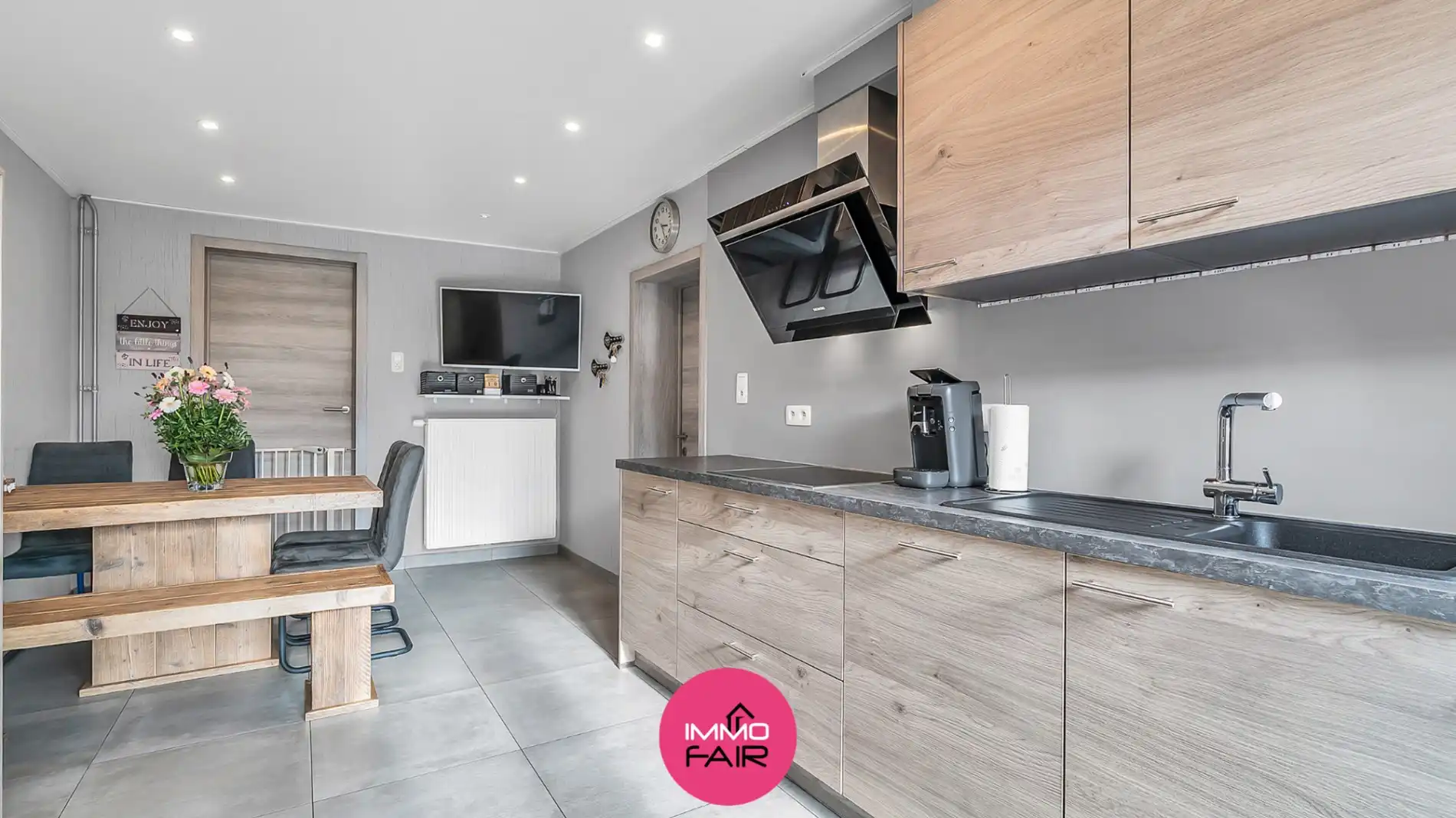 Knusse, betaalbare woning met dubbele garage in het geliefde Leut! foto 4