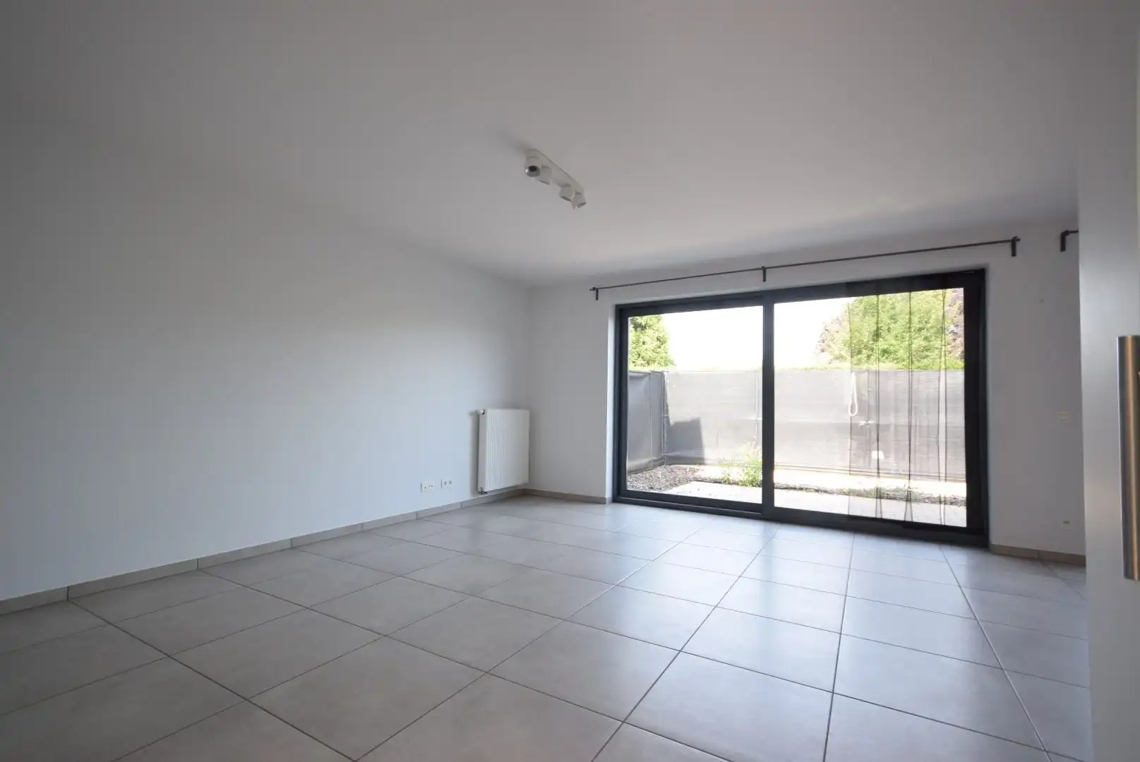 GEZELLIGE GELIJKVLOERSE WONING MET TUIN, TERRAS EN PRIVATIEVE PARKING foto 6