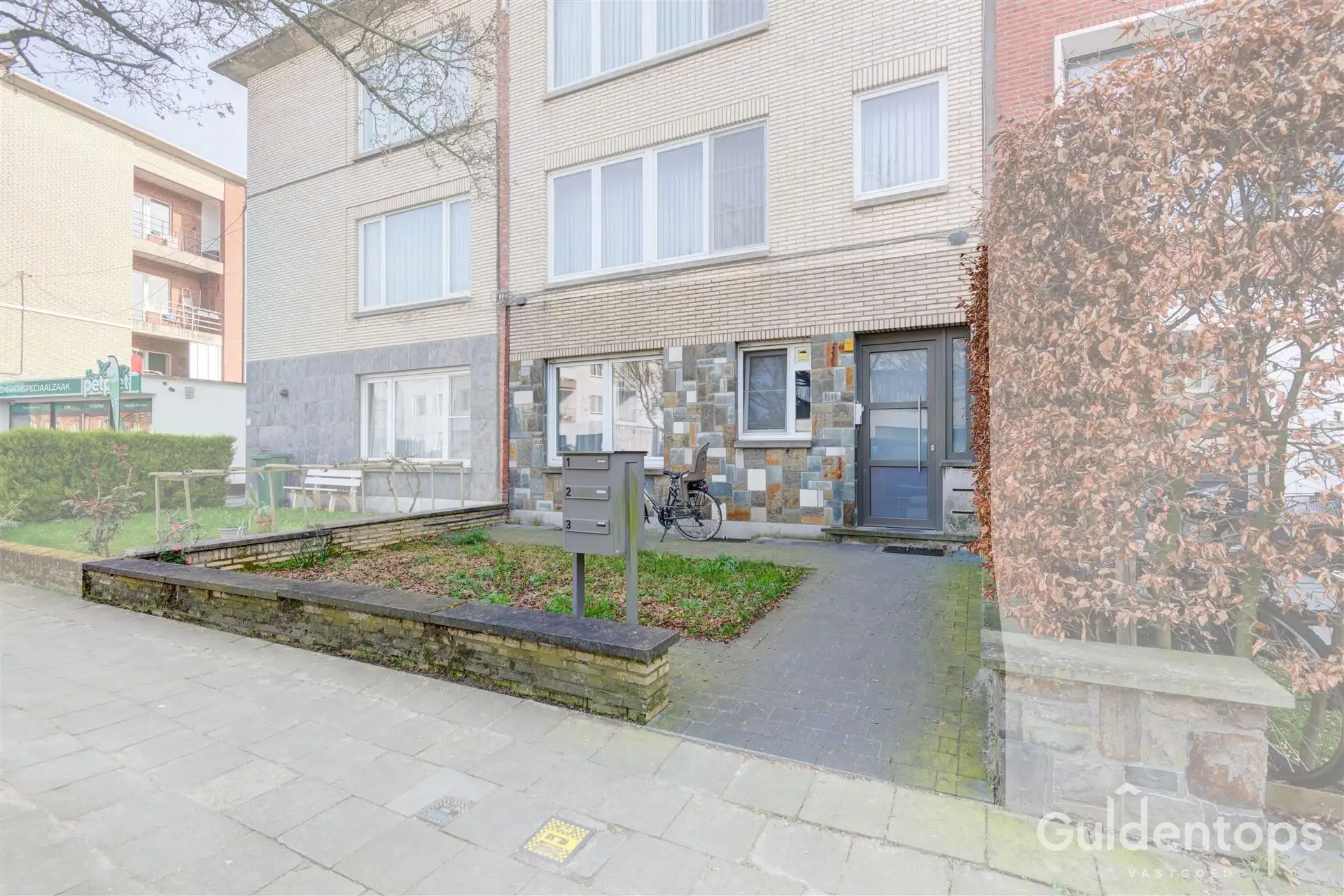 zeer goed gelegen ruim 2 slaapkamerappartement mét tuin foto 3