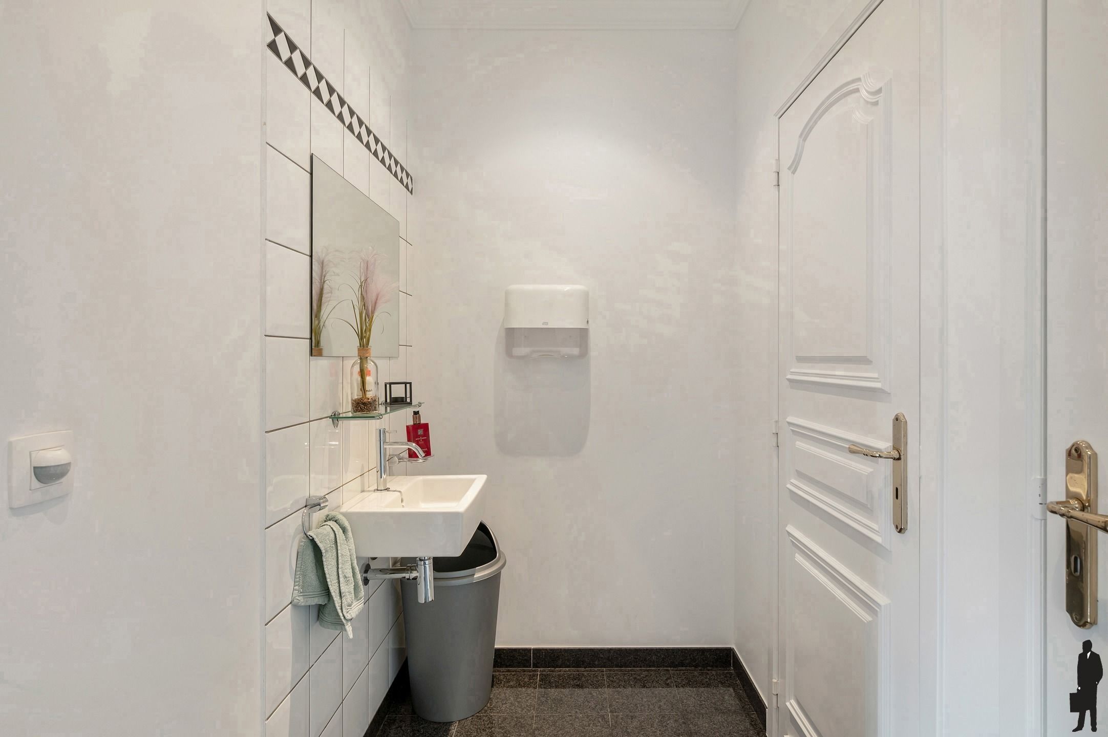 Deels gerenoveerde parel met mogelijkheden en weidegrond! foto 6