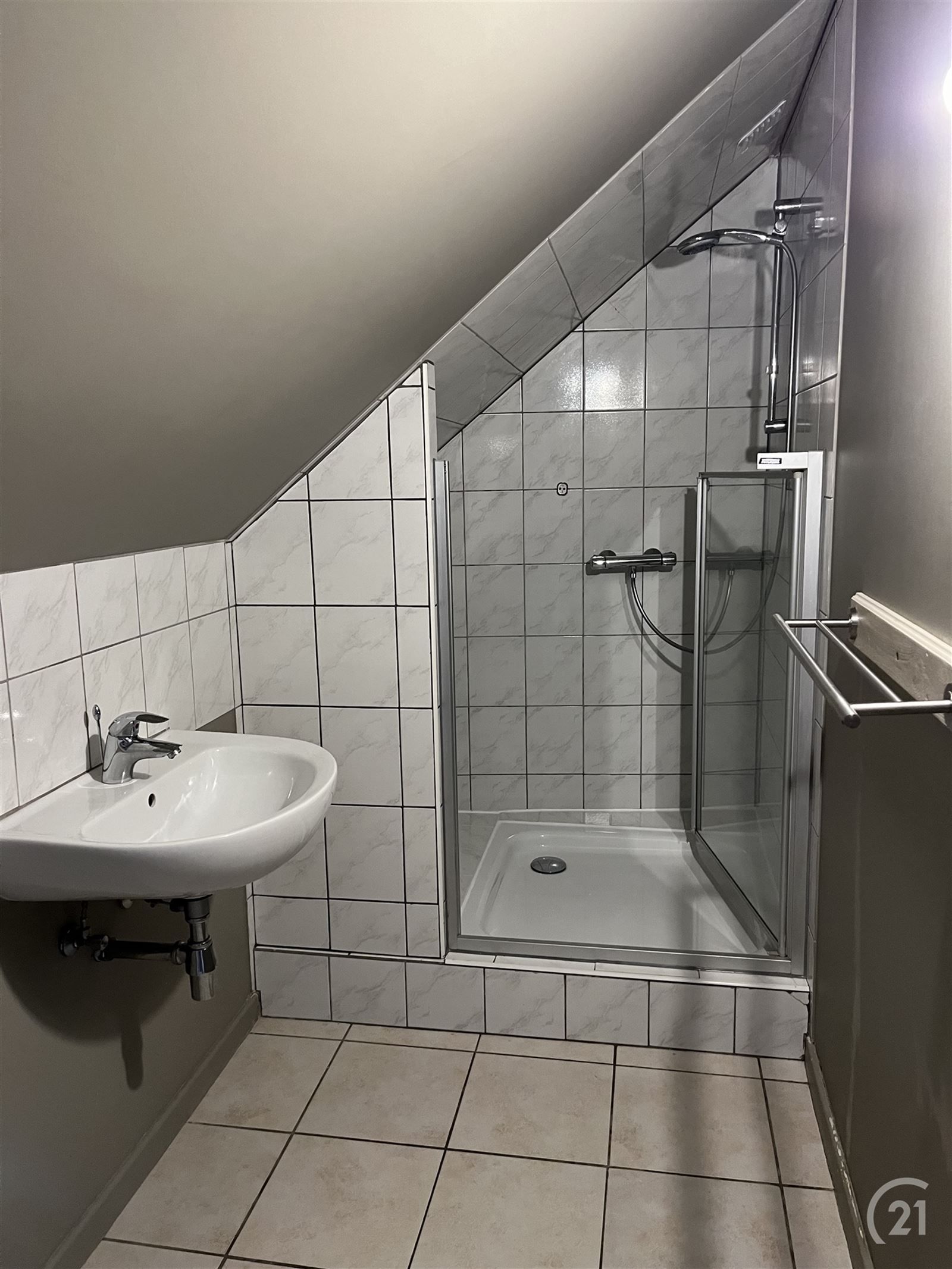 Interessante opbrengsteigendom met 2 app, bureel met opslagruimte foto 23