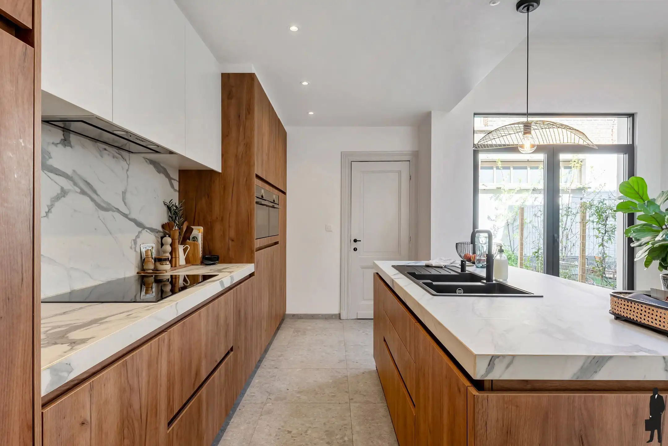 Karaktervolle, volledig gerenoveerde woning met 4 slaapkamers en stadstuin in het hart van Berchem foto 2