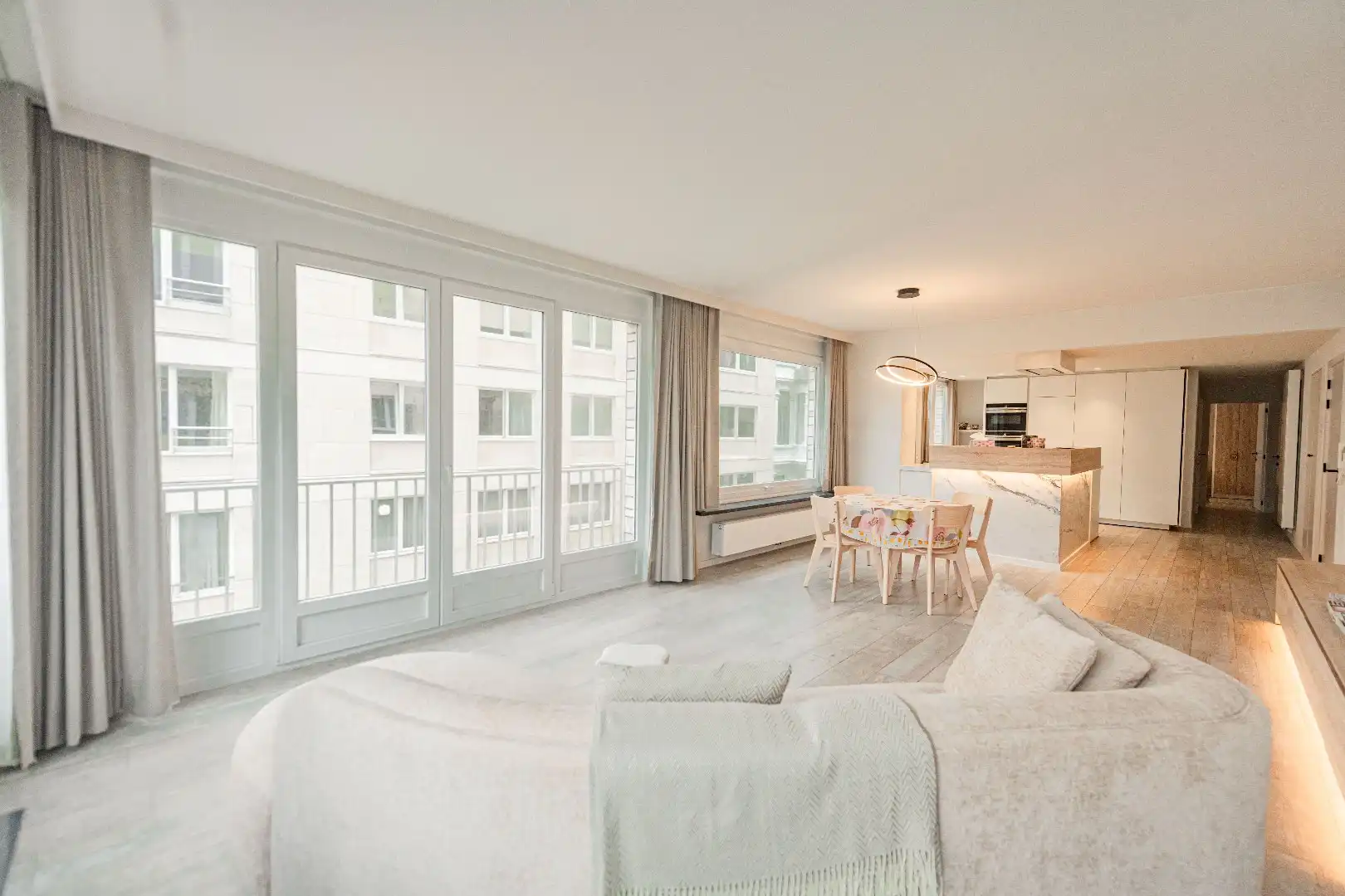 Vernieuwd luxueus appartement met 2 slaapkamers foto 5