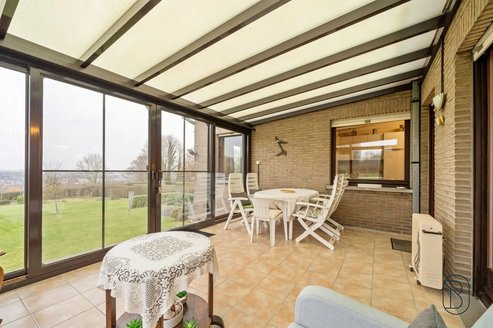 Degelijke villa met prachtig open zicht. foto 13