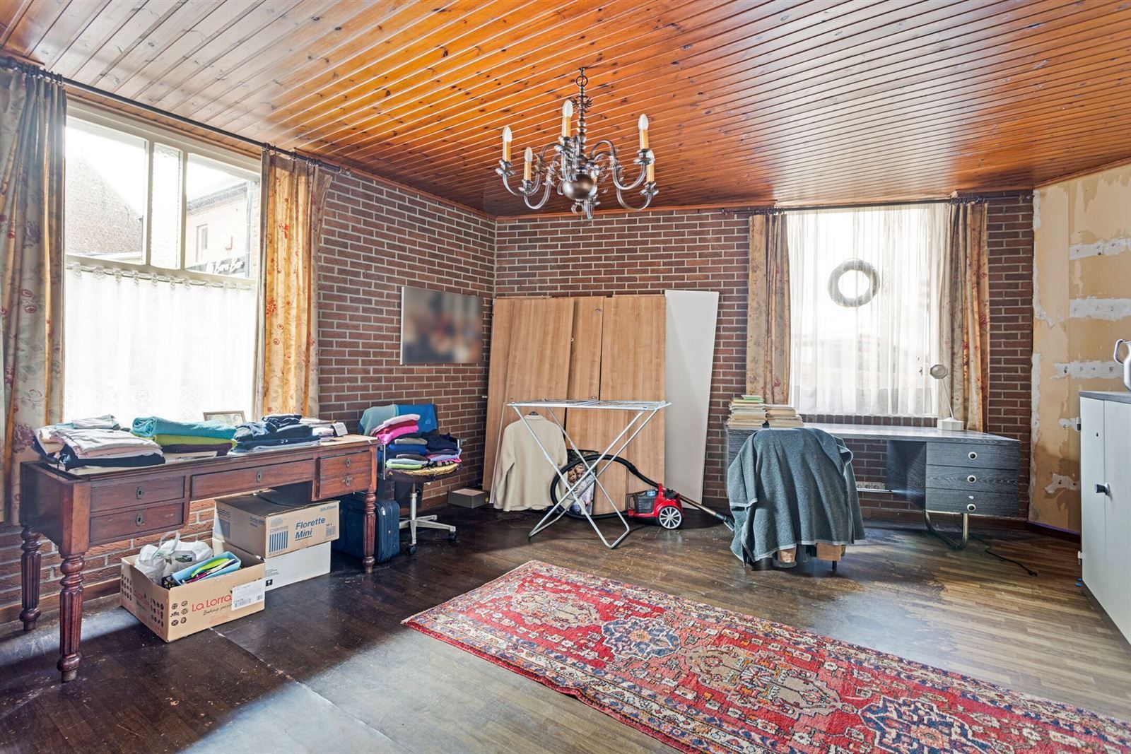 Ruime woning met karrehuis en binnenplein foto 16