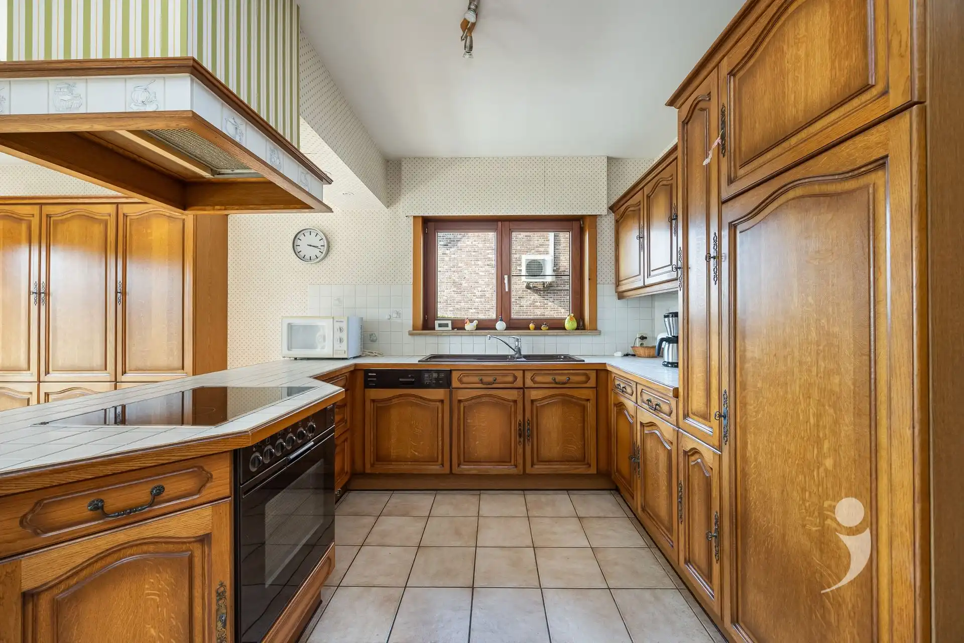 Instapklare en ruime woning met zicht op de velden! foto 10