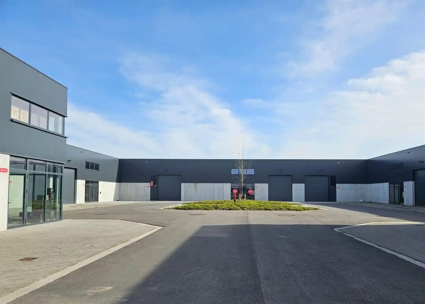 Nieuwbouw KMO-units te koop in Zwevegem foto {{pictureIndex}}