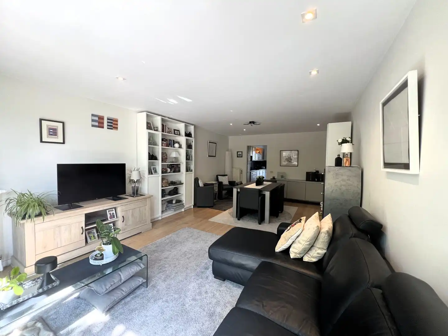 Instapklaar appartement incl. private autostaanplaats met centrale ligging foto 2