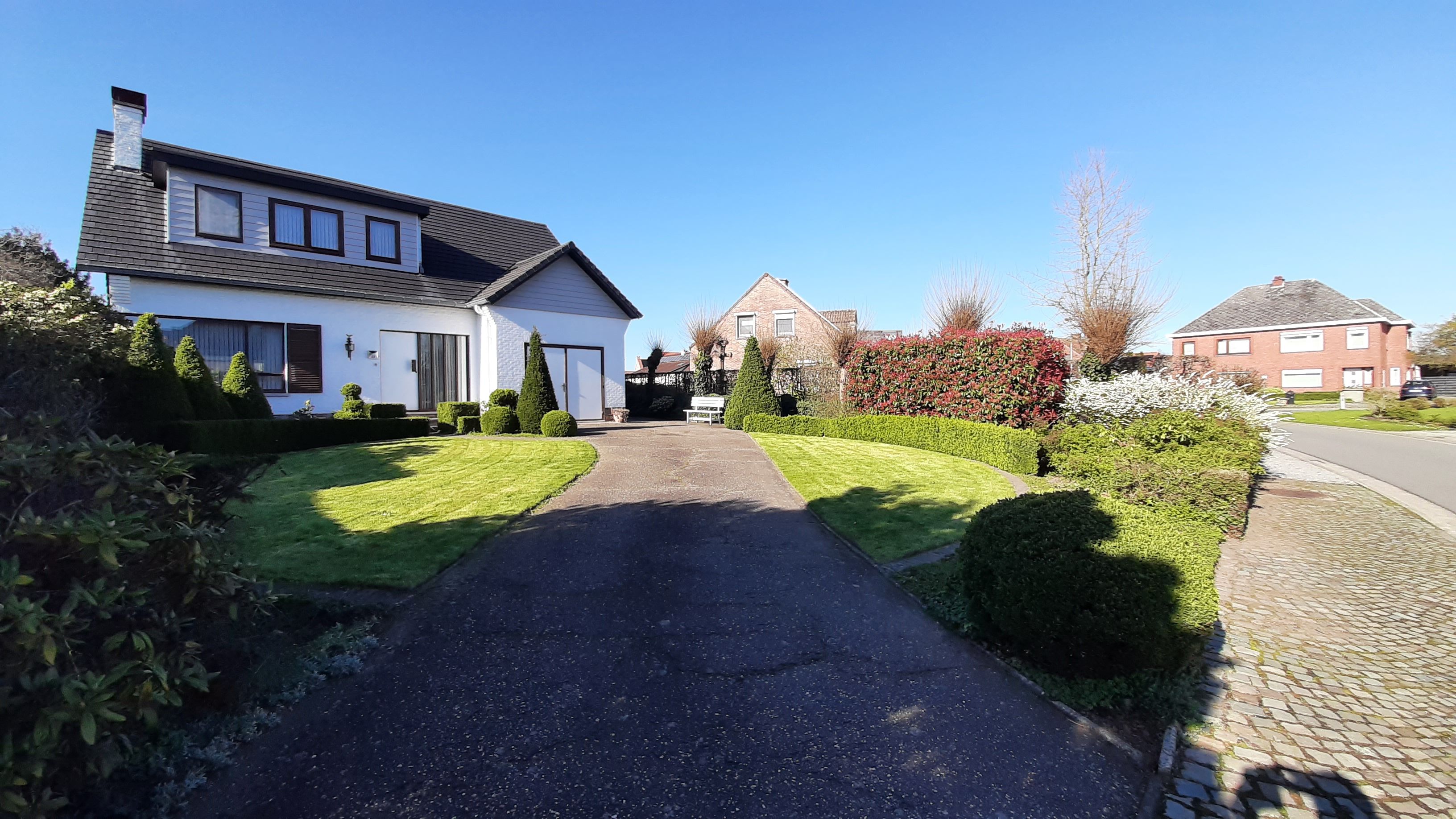 Prachtige woning met 3 slaapkamers rustig gelegen op 9 are grond foto {{pictureIndex}}