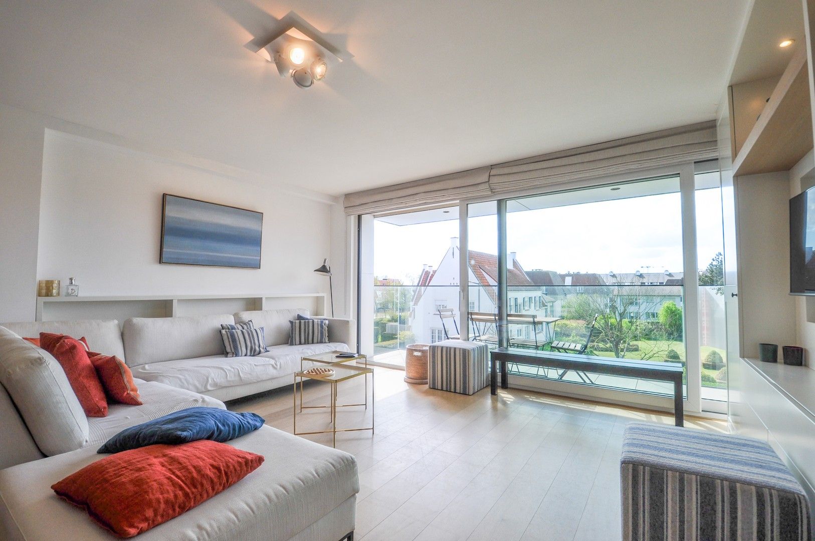 Fantastisch lichtrijk appartement met open zicht op enkele passen van de Zeedijk en de winkels te huur. foto 11