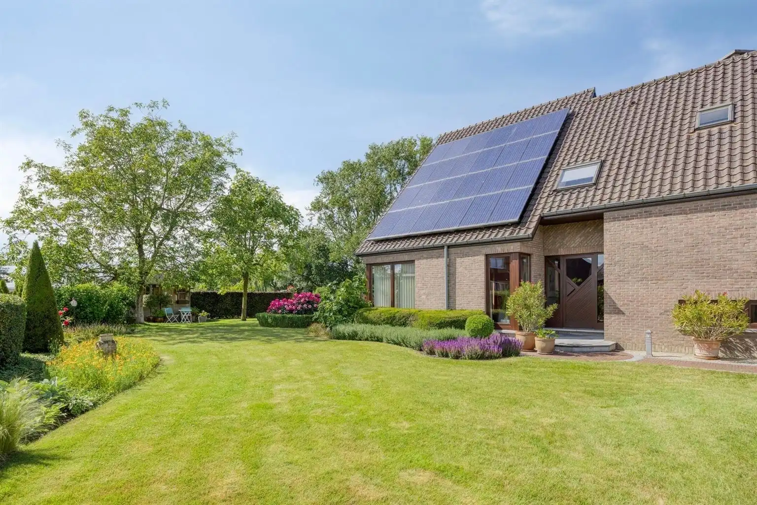 Toffe, vrijstaande split-level woning met 4 slaapkamers, inpandige garage, prachtig aangelegde tuin en zonnepanelen, rustig gelegen in het landelijke Ophoven.  foto 35
