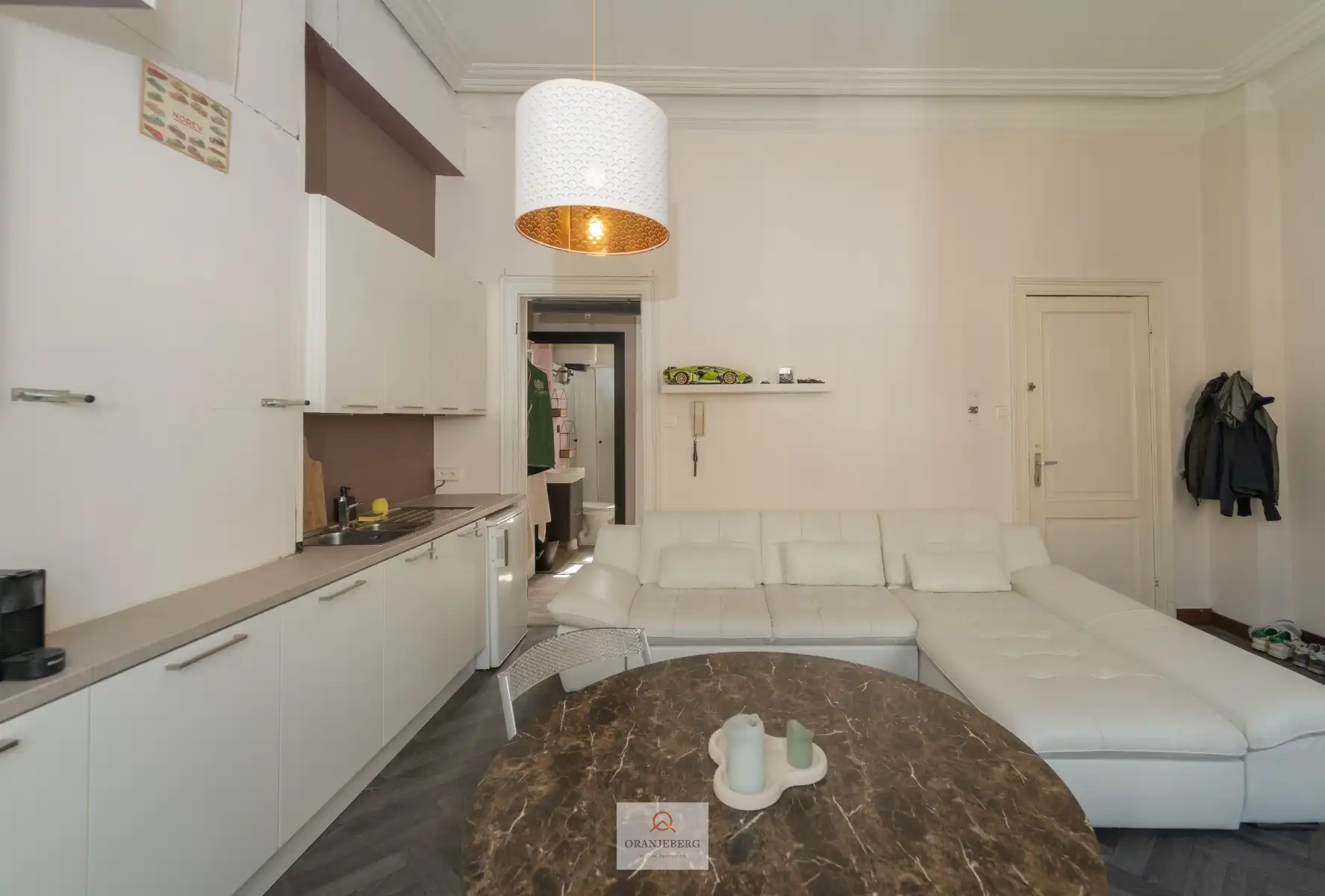 Charmant appartement in hartje stad met balkon foto 10