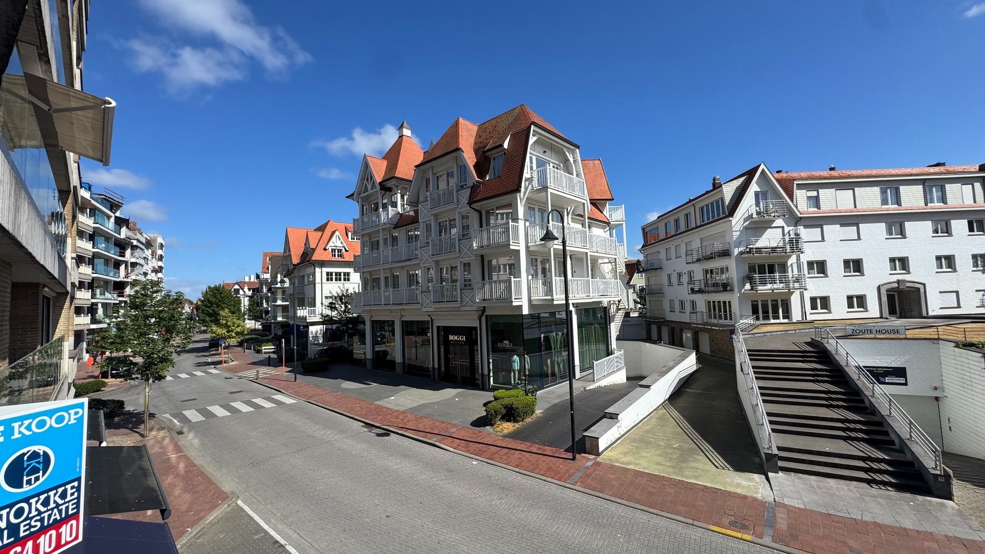 Hedendaags appartement genietend van een open zicht, centraal gelegen op de Kustlaan in het Zoute. foto 3