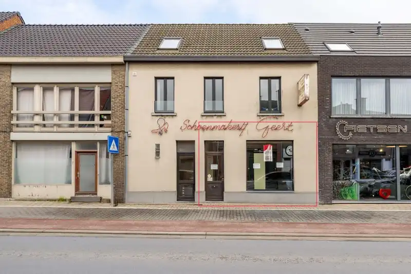 Commerciële ruimte / kantoorruimte in het centrum van Sint-Eloois-Vijve! foto {{pictureIndex}}