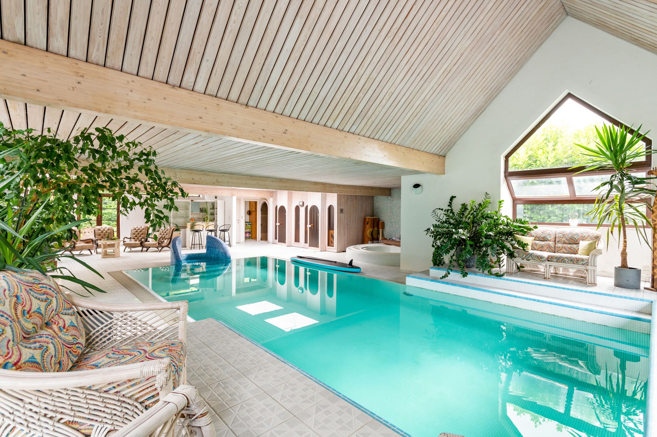Villa met binnenzwembad en tennisterrein op toplocatie. foto 15